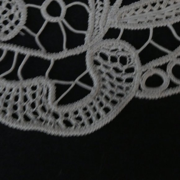 Stunning Vintage Handmade Crochet Floral Doily - Picture 5 of 10